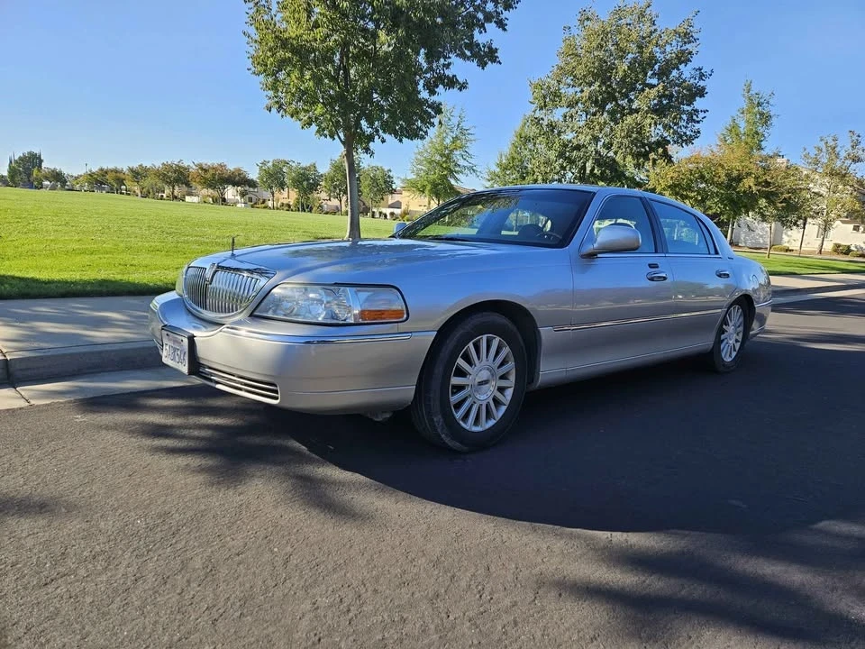 2000 Lincoln Town Car - Image 2 of 11