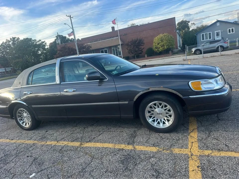 2000 Lincoln Town Car - Image 8 of 9