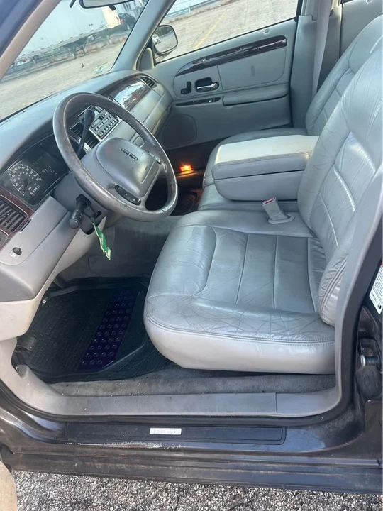 2000 Lincoln Town Car - Image 3 of 9