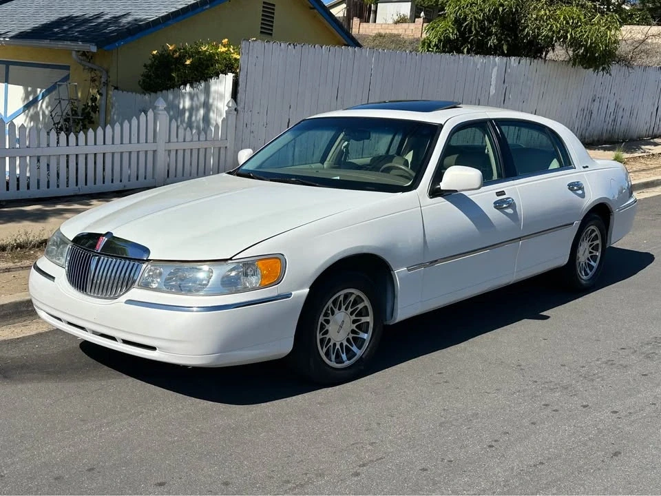 2000 Lincoln Town Car - Image 3 of 9