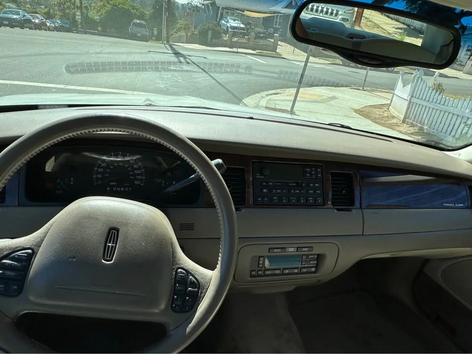 2000 Lincoln Town Car - Image 9 of 9