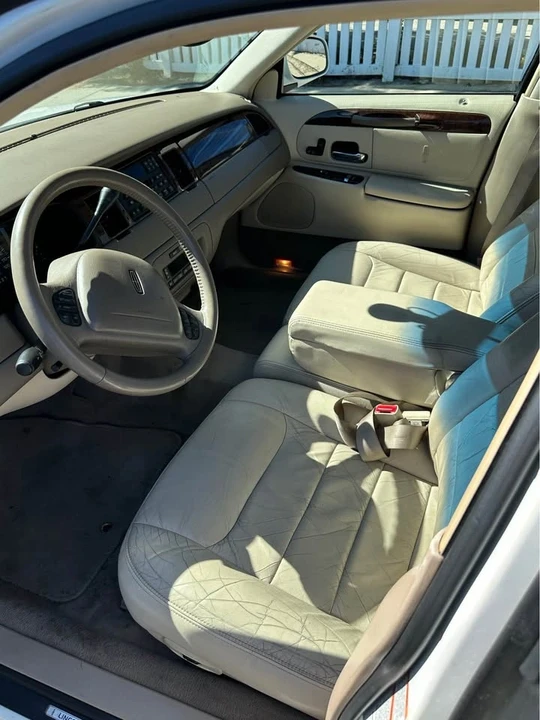 2000 Lincoln Town Car - Image 5 of 9