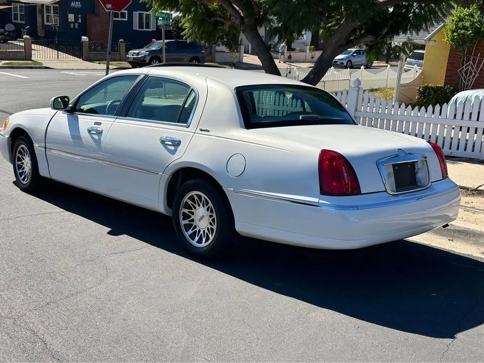 2000 Lincoln Town Car - Image 4 of 9