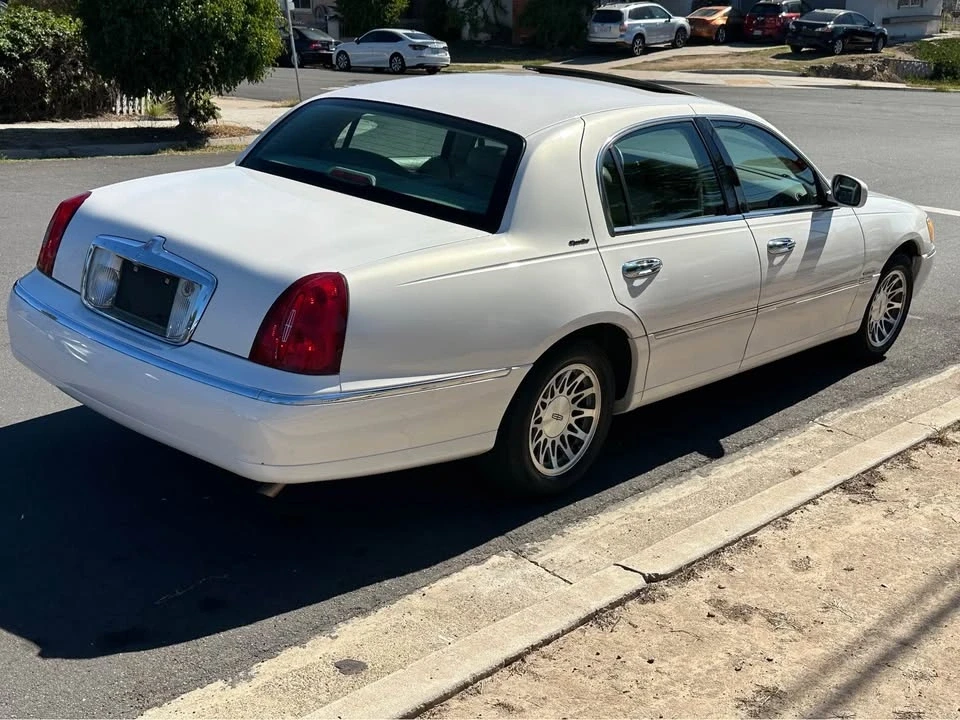 2000 Lincoln Town Car - Image 2 of 9