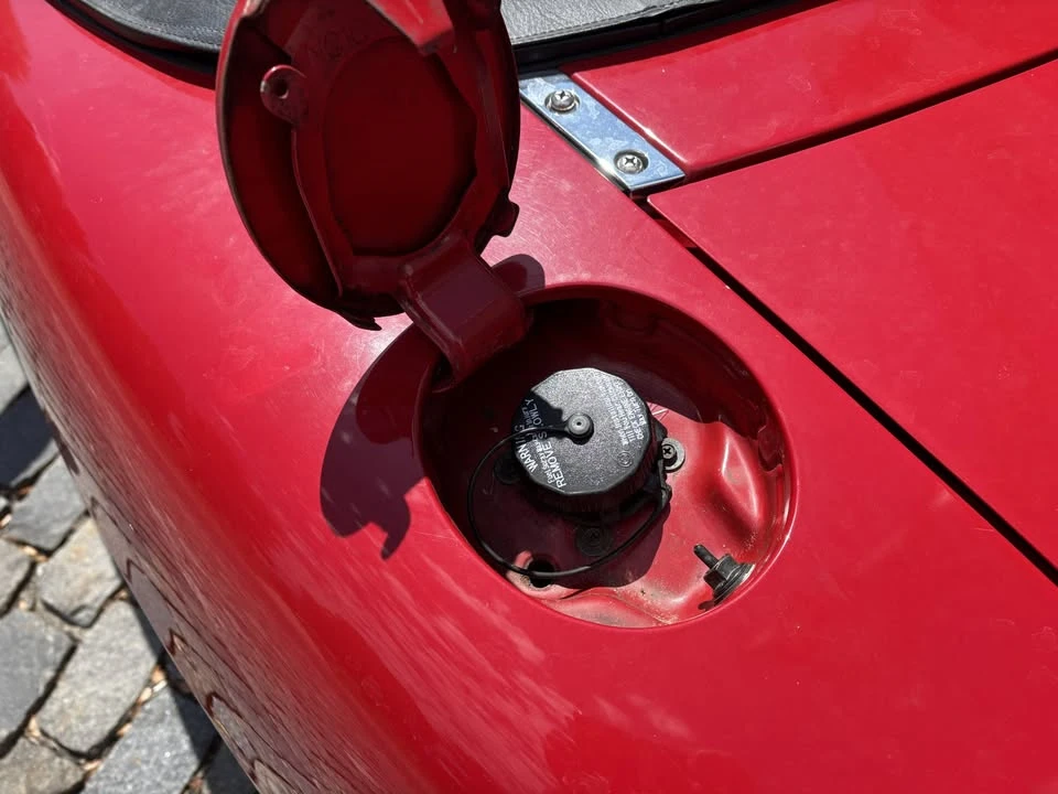 2000 Mazda NB MX-5 Miata - Image 16 of 20