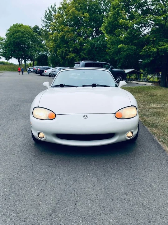 2000 Mazda NB MX-5 Miata - Image 2 of 10