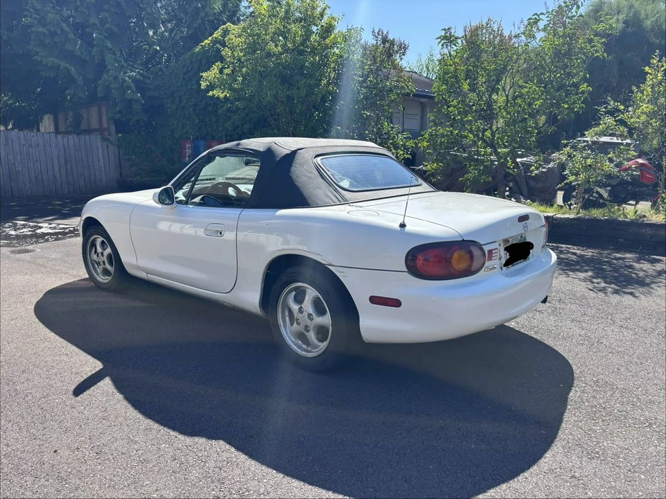 2000 Mazda NB MX-5 Miata - Image 5 of 8
