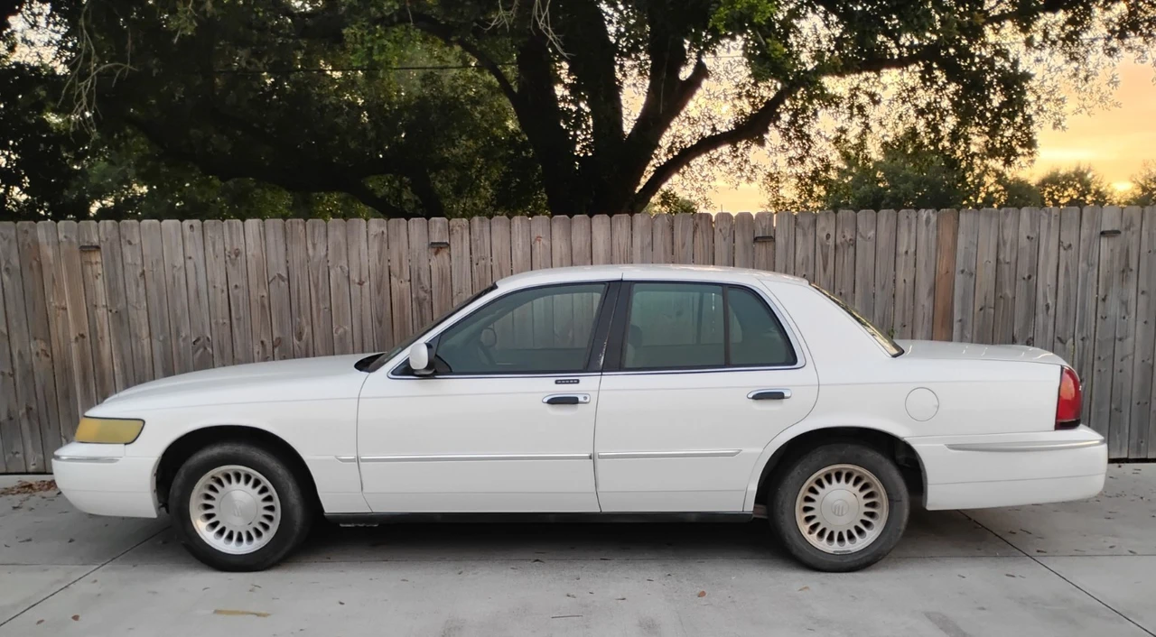 2000 Mercury Grand Marquis - Image 2 of 29