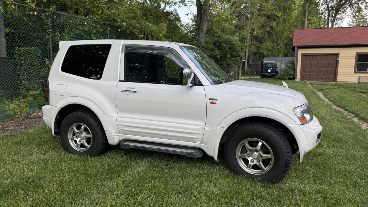2000 Mitsubishi Pajero/Montero 3rd Gen - Image 2 of 31