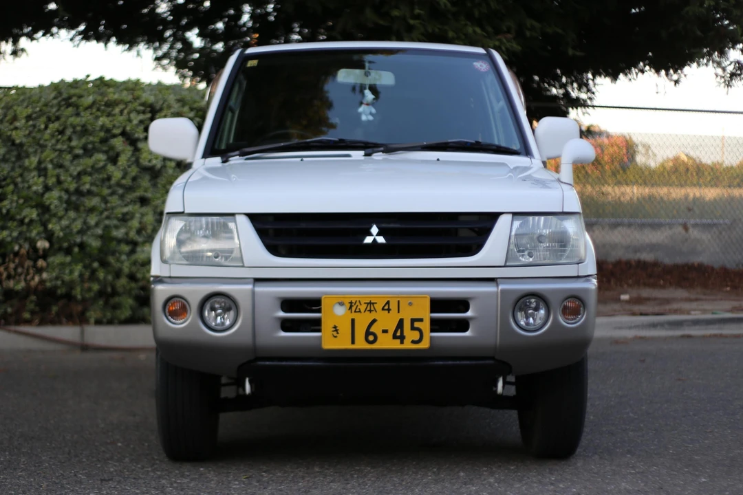 2000 Mitsubishi Pajero/Montero 3rd Gen - Image 2 of 4