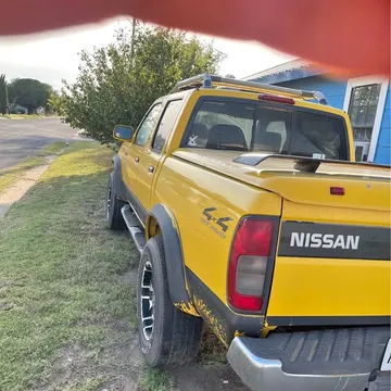 2000 Nissan Frontier Crew Cab SE 4D