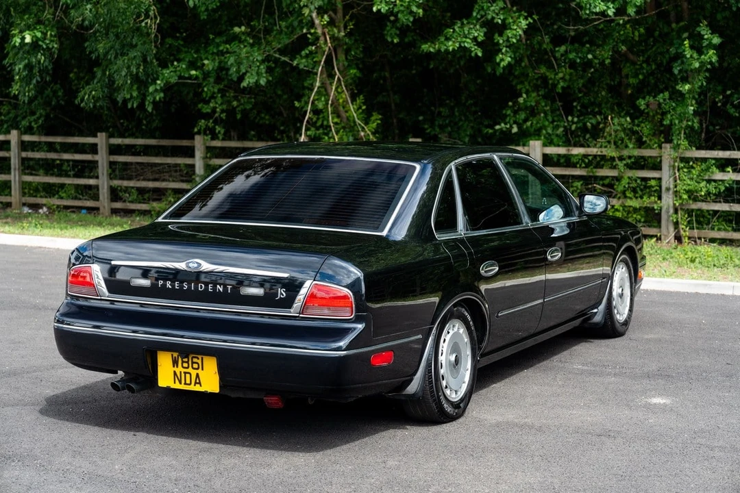 2000 Nissan President 3rd Gen - Image 12 of 30