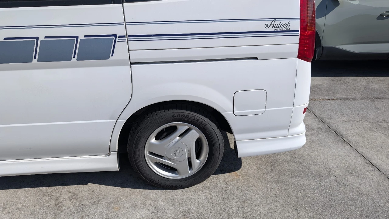 2000 Nissan Serena 2nd Gen - Image 5 of 31