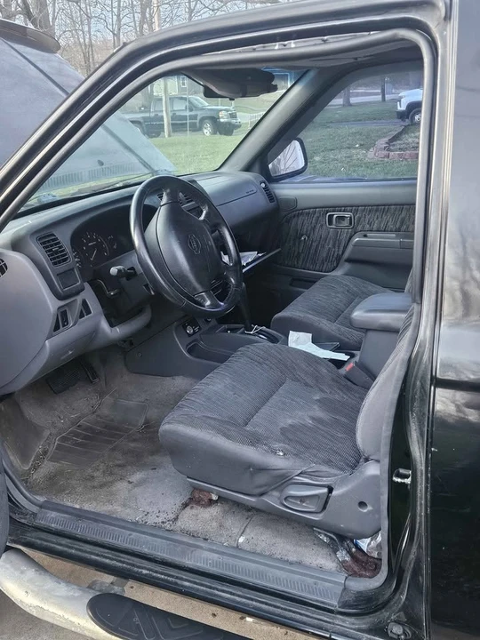 2000 Nissan Frontier 1st Gen - Image 6 of 7