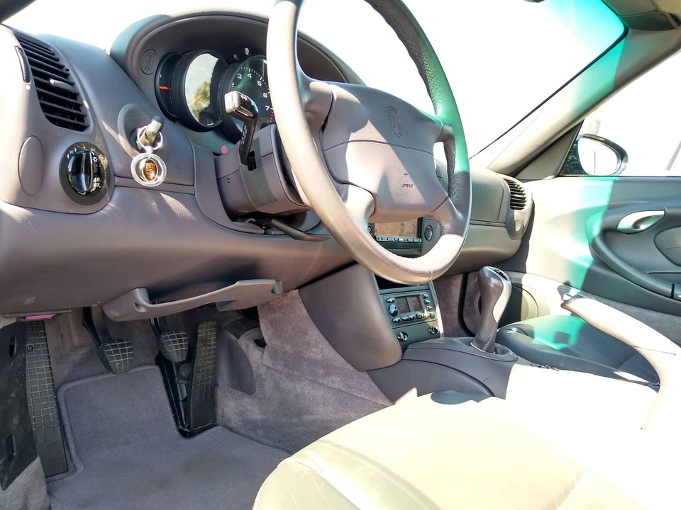 2000 Porsche 996 Carrera 4 - Image 27 of 31