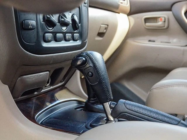2000 Toyota J100 Land Cruiser - Image 27 of 31