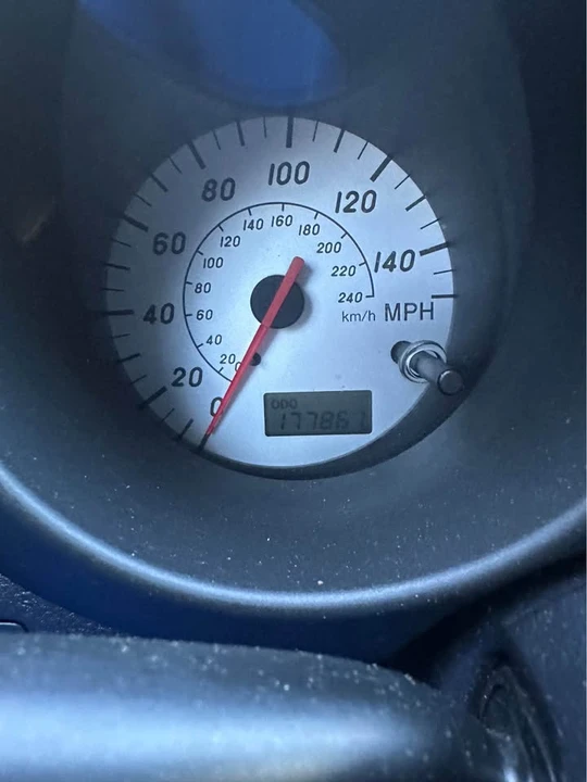 2000 Toyota MR2 Spyder/MR-S - Image 10 of 12