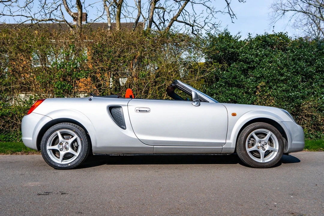 2000 Toyota MR2 Spyder/MR-S - Image 14 of 30