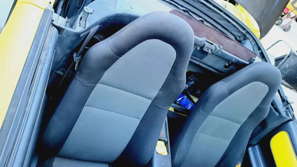 2000 Toyota MR2 Spyder/MR-S - Image 15 of 16