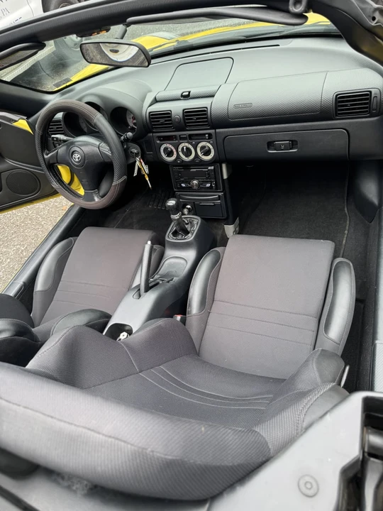 2000 Toyota MR2 Spyder/MR-S - Image 9 of 12