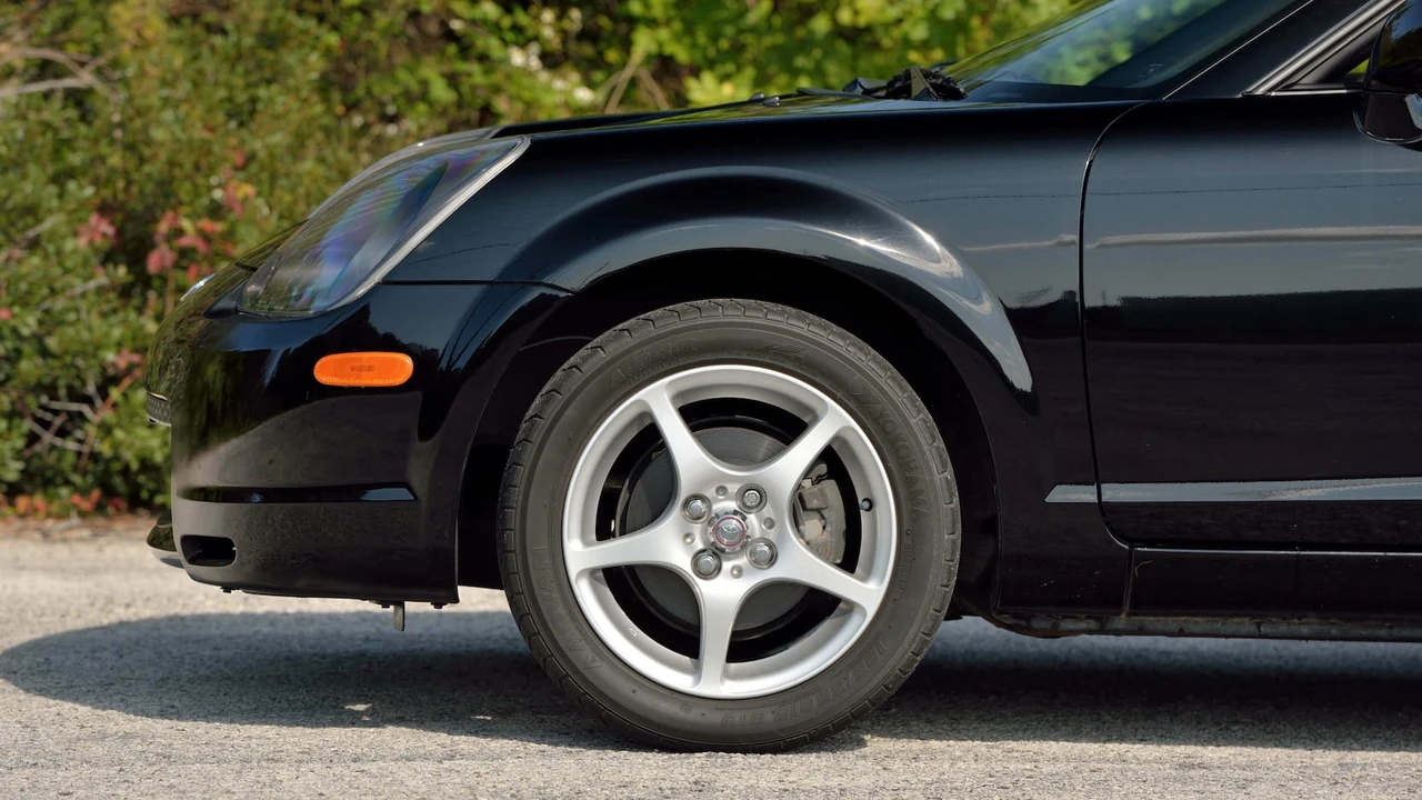 2000 Toyota MR2 Spyder/MR-S - Image 16 of 17