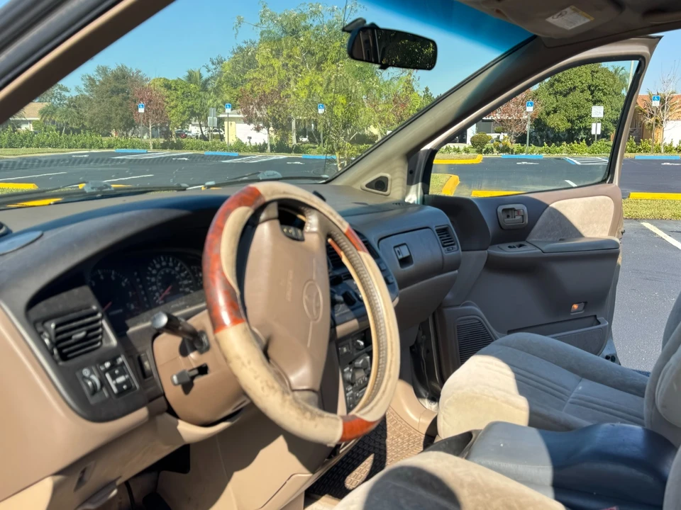2000 Toyota Sienna 1st Gen - Image 2 of 10