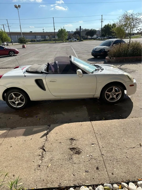 2000 Toyota MR2 Spyder/MR-S - Image 9 of 9