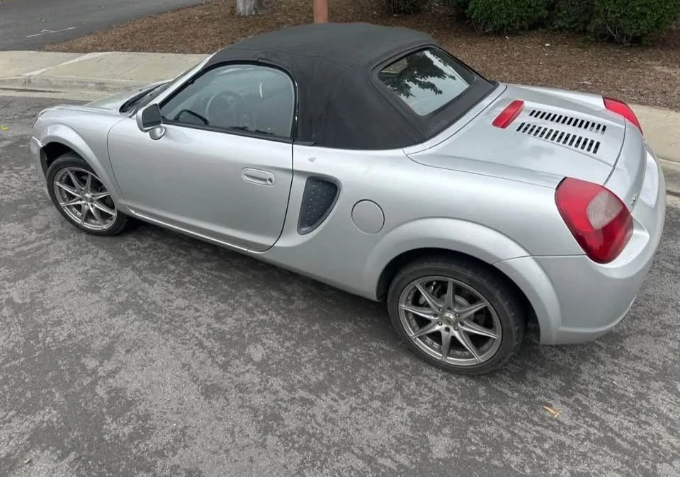 2000 Toyota MR2 Spyder/MR-S - Image 2 of 11