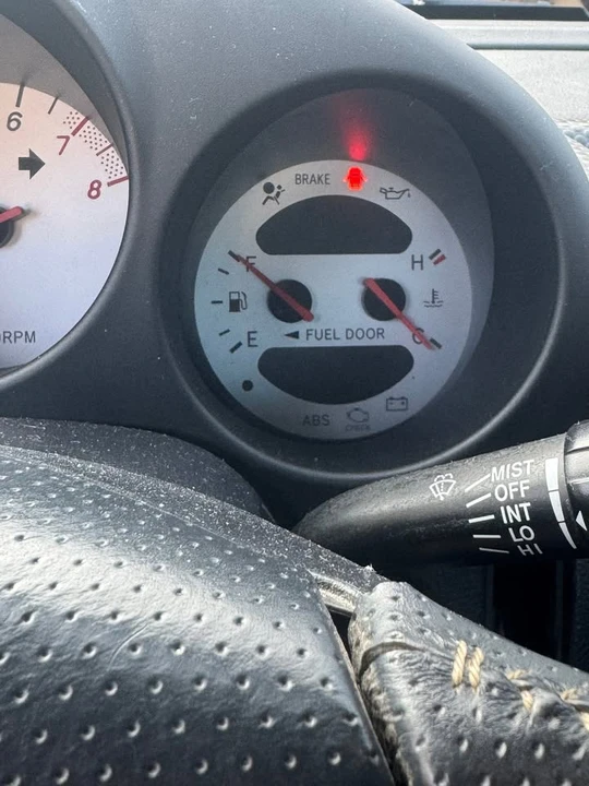 2000 Toyota MR2 Spyder/MR-S - Image 10 of 11