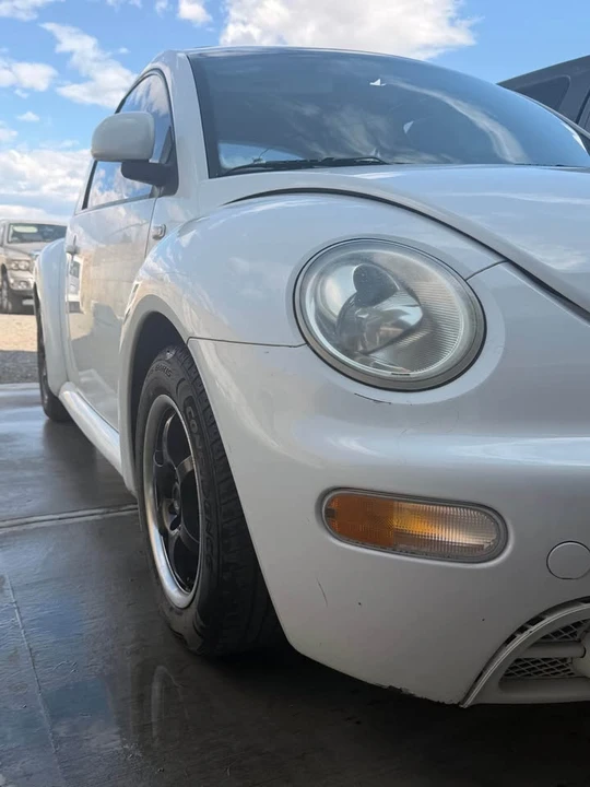 2000 Volkswagen New Beetle - Image 9 of 11