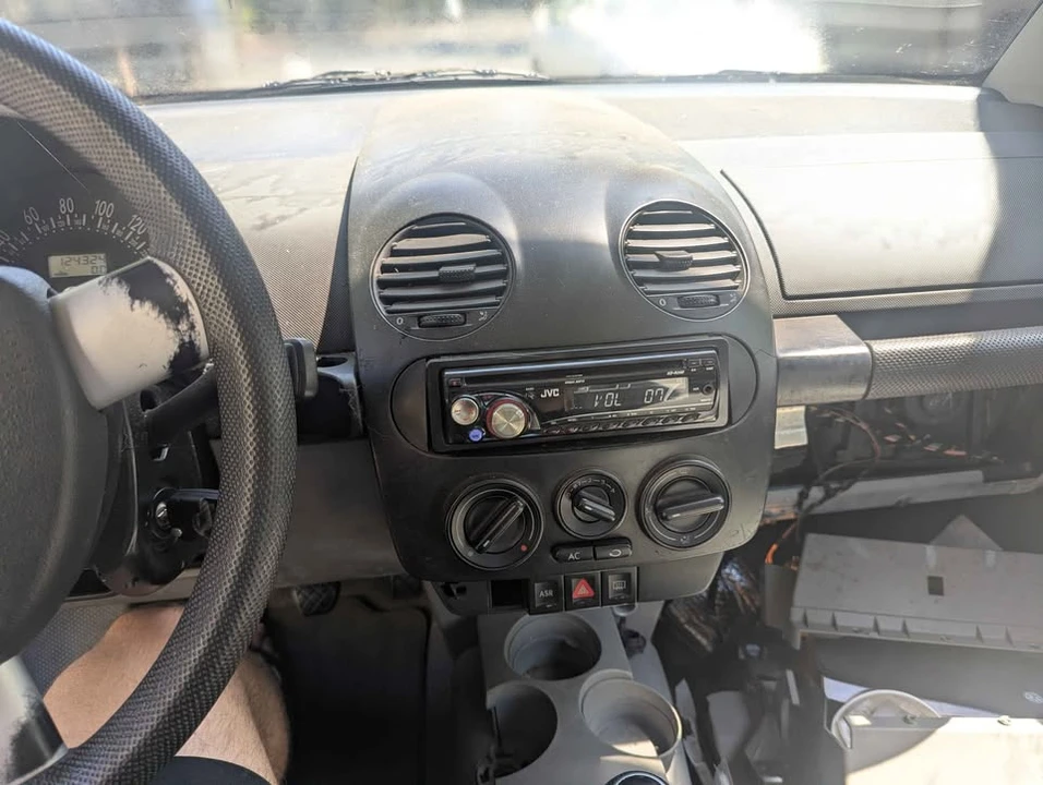 2000 Volkswagen New Beetle - Image 8 of 11