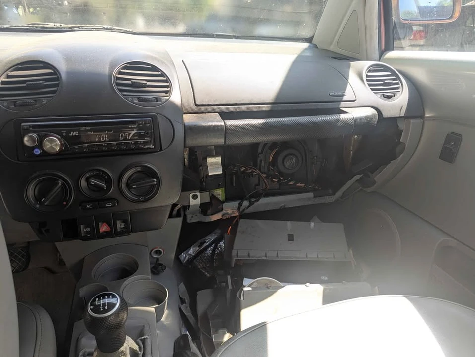 2000 Volkswagen New Beetle - Image 10 of 11