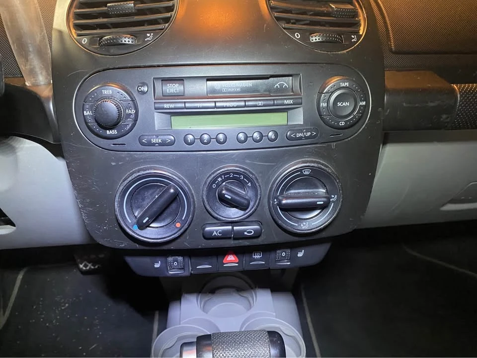 2000 Volkswagen New Beetle - Image 8 of 12
