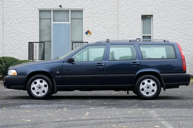 2000 Volvo V70 XC 1st Gen - Image 3 of 7