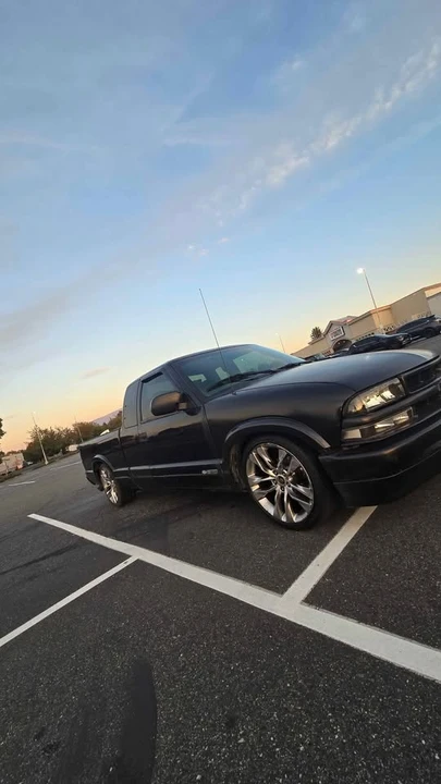 2000 Chevrolet S-10 - Image 2 of 5