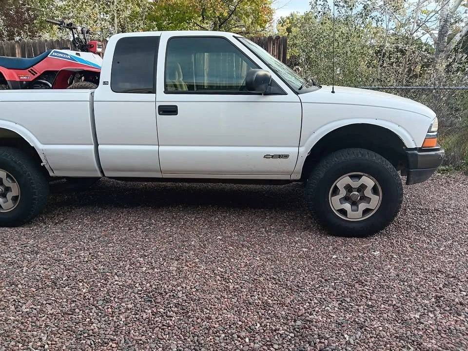 2000 Chevrolet S-10 - Image 4 of 10