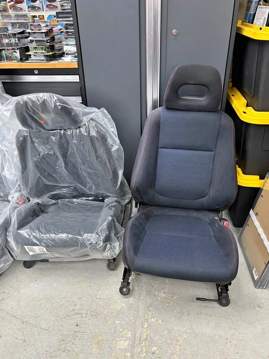 2000 Parts & Memorabilia Seats & Interior - Image 1 of 3