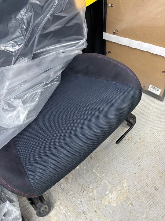 2000 Parts & Memorabilia Seats & Interior - Image 2 of 3