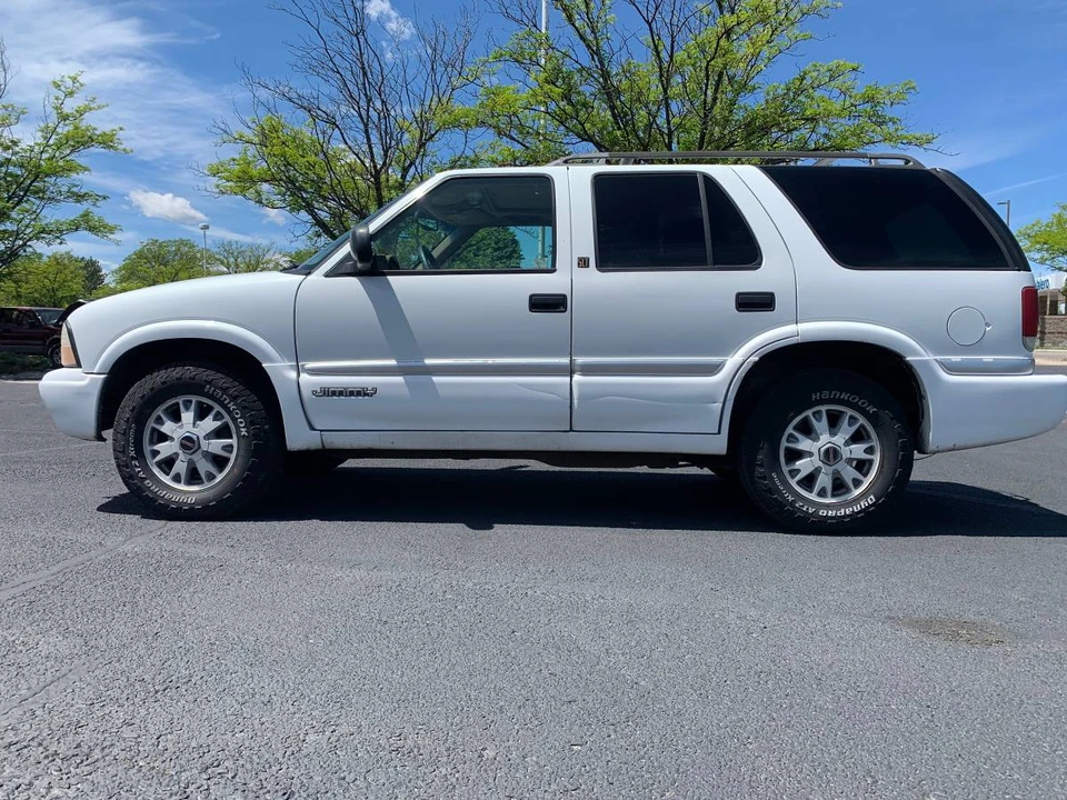 2000 GMC S-15 Jimmy 2nd Gen - Image 2 of 15