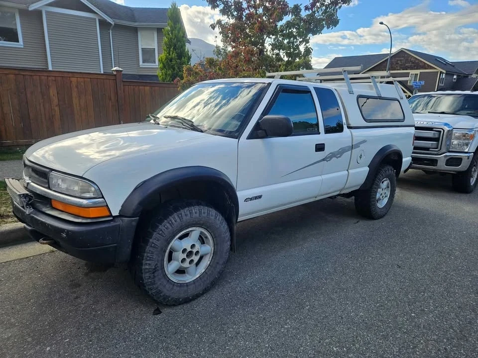 2000 Chevrolet S-10 Blazer 2nd Gen - Image 2 of 5