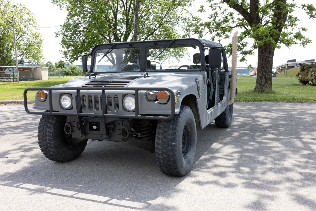 2001 Hummer HMMWV - Image 2 of 31