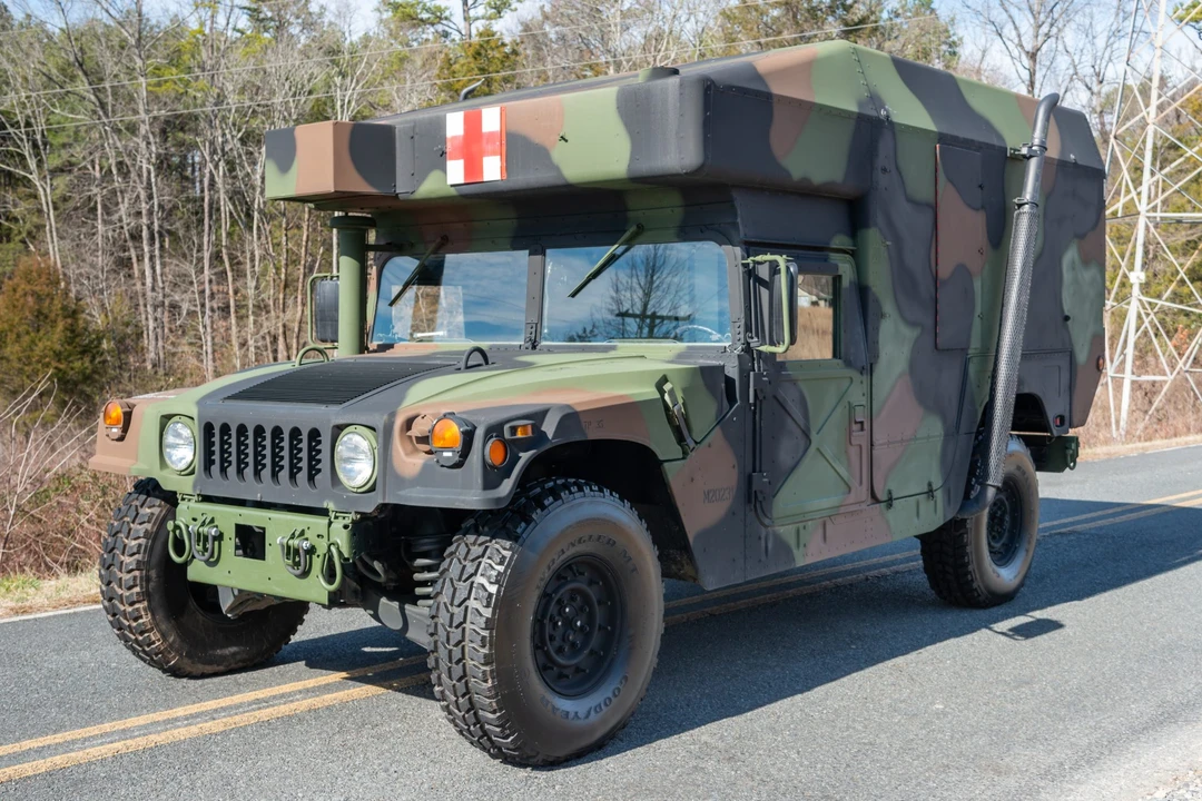 2001 Hummer HMMWV - Image 2 of 31