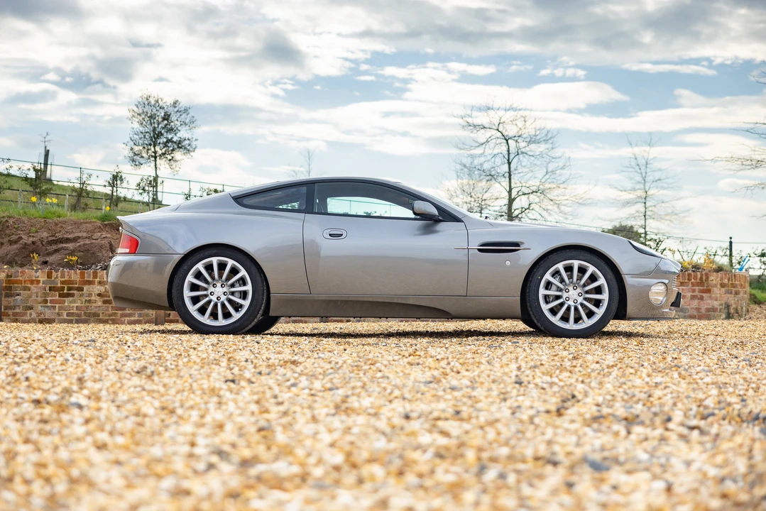 2001 Aston Martin Vanquish 1st Gen - Image 13 of 31