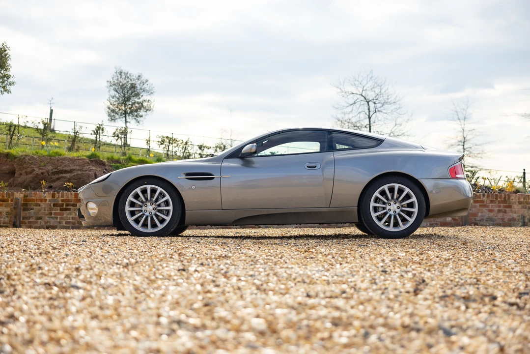 2001 Aston Martin Vanquish 1st Gen - Image 17 of 31