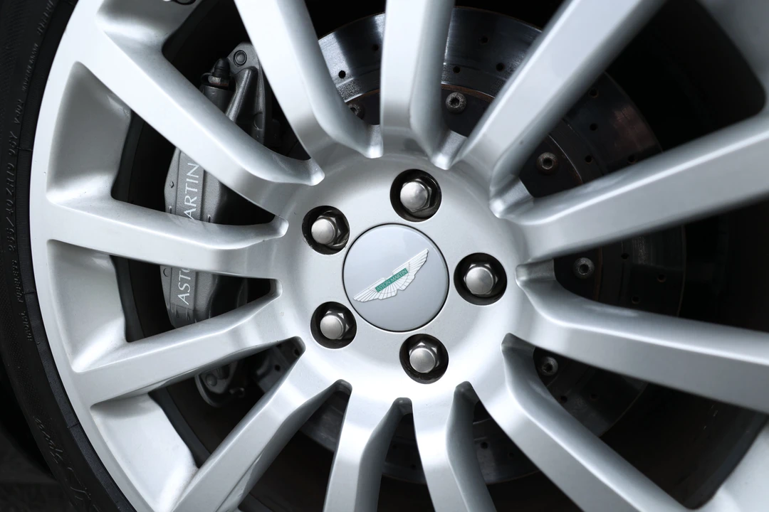 2001 Aston Martin Vanquish 1st Gen - Image 14 of 15