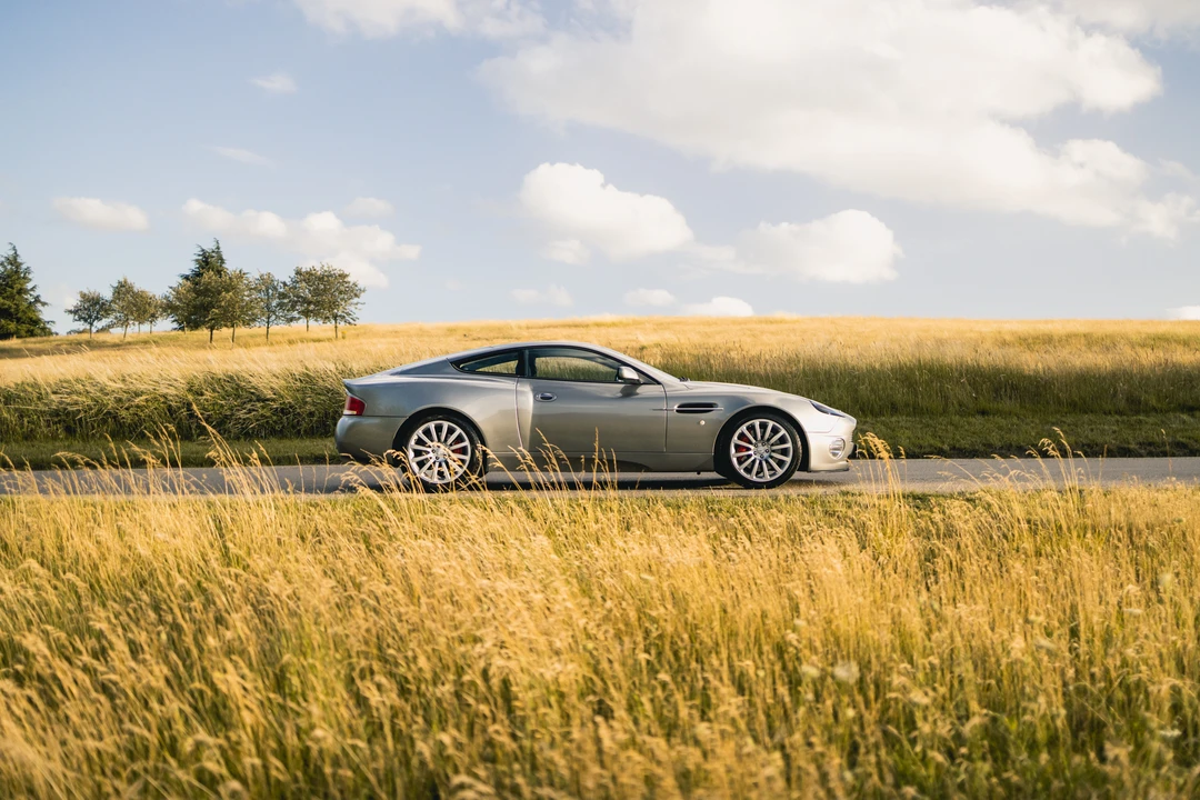 2001 Aston Martin Vanquish 1st Gen - Image 16 of 31