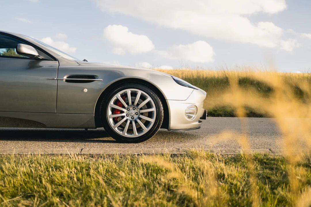 2001 Aston Martin Vanquish 1st Gen - Image 15 of 31