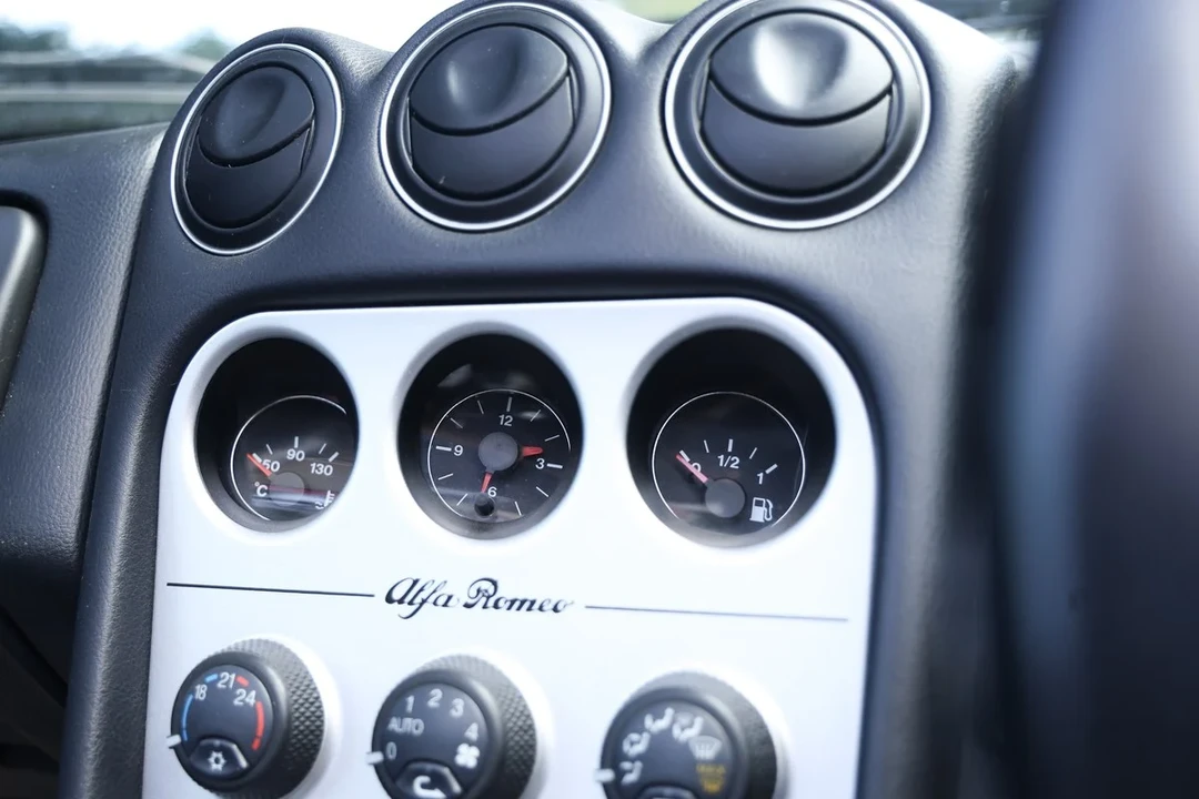 2001 Alfa Romeo 916 GTV & Spider - Image 23 of 30
