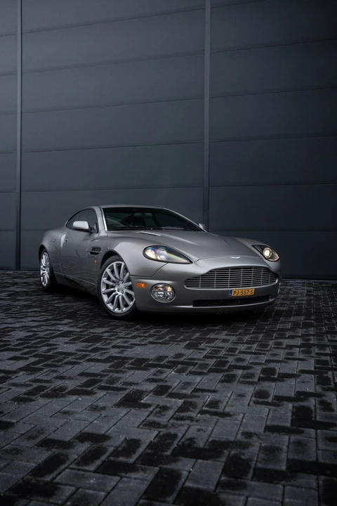 2001 Aston Martin Vanquish 1st Gen - Image 13 of 30