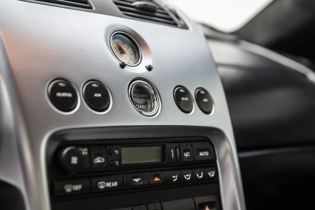 2001 Aston Martin Vanquish 1st Gen - Image 21 of 30